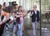 Cristóbal Martell, (d), abogado del futbolista Daniel Alves, a su salida de la Ciutat de la Justicia de Barcelona.