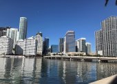 Viviendas.- Vista de grandes edificios sobre el río Miami.