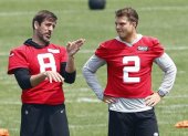 Aaron Rodgers (i) junto a Zach Wilson, quien lo suplirá en el juego de este jueves 3 de agosto.