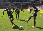 El delantero peruano Paolo Guerrero (i) está listo para su debut oficial con Liga de Quito por Copa Sudamericana.