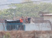 En los techos de las prisiones de Guayaquil se observan garitas improvisadas que han sido vigiladas por presos con armas