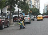 En la avenida 9 de Octubre se evidencia de forma repetida a ciudadanos en motos eléctricas, sin respetar el espacio para peatón o señaléticas en la calzada.