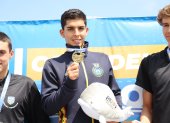 Juan Alcívar (c) celebró su tercera medalla en una Copa de Pacífico, luego de la conseguida en 2021 con 15 años en 5k, el año pasado en 7.5 k y ahora revalidarlo.