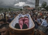 Tradición. En hombros llevan un ataúd con una persona viva dentro
