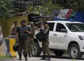 Agentes de Policía en el exterior de la residencia del exprimer ministro Imran Khan