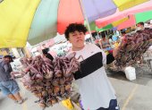 Feria.- Un comerciante de Naranjal ofrece atados de cangrejos.