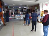 Un grupo de usuarios espera su turno en una farmacia de la empresa municipal Farmasol.