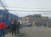 Accidente. El bus y un vehículo colisionaron en el sur. No hubo heridos.