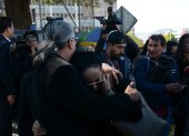 Familiares de Fernando Villavicencio llegaron a la morgue de Quito.