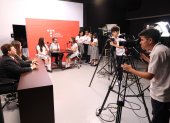 Los estudiantes del Centro Educativo Espíritu Santo son redactores, editores, locutores, camarógrafos, etc., en el set del canal TES TV.