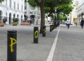 En la Plaza de la Administración, cerca del Municipio, se escribe en los bolardos.