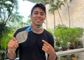 El garrochista con la medalla de plata del Campeonato Sudamericano de Adultos, en que reafirmó los 5,40 metros en su prueba.