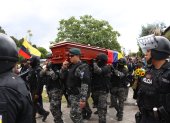 Honra fúnebre. Miembros de la Policía Nacional cargan en hombros el féretro del candidato presidencial.