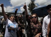 Reacción. Tras el asesinato de Villavicencio, una simpatizante protesta.