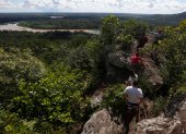 Paisaje. Varios turistas observan desde un mirador el curso del río Raudal del Guayabero, en la región del Guaviare (Colombia).