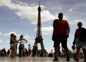 Paris (France), 12/08/2023.- People stand near the Eiffel tower at Place Trocadero in Paris, France, 12 August 2023. According to Societe D"exploitation De La Tour Eiffel (SETE) "lit.: Eiffel Tower Operating Company", three floors of Eiffel Tower were briefly evacuated after security threat announced. (Francia) EFE/EPA/MOHAMMED BADRA