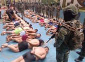 Control. Alias "Fito" (segundo de la derecha) aparece con las manos atadas previo a su cambio a La Roca.