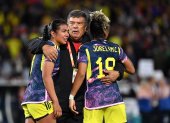 Sydney (Australia), 12/08/2023.- Colombia head coach Nelson Abadia (centre) consoles Daniela Arias (left) and Jorelyn Carabali of Colombia after losing the FIFA Women"s World Cup 2023 Quarter Final soccer match between England and Colombia at Stadium Australia in Sydney, Australia, 12 August 2023. (Mundial de Fútbol) EFE/EPA/BIANCA DE MARCHI AUSTRALIA AND NEW ZEALAND OUT