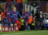 BARCELONA, 27/02/2022.- Los jugadores del FC Barcelona, (i-d) el francés Ousmane Dembélé, el neerlandés Frenkie de Jong y el estadounidense Sergiño Dest, celebran el segundo gol del equipo blaugrana durante el encuentro correspondiente a la jornada 26 de primera división que disputan hoy domingo frente al Athletic Club en el estadio del Camp Nou, en Barcelona. EFE / Alejandro García.