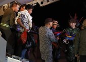 Fotografía de archivo, tomada el pasado 9 de junio, en la que se registró a Manuel Ranoque (3-i), padre de los menores que sobrevivieron 40 días perdidos en la selva oriental colombiana luego de que se accidentara la avioneta que viajaban, a su llegada al Aeropuerto Militar de CATAM, en Bogotá (Colombia). EFE/Mauricio Dueñas