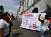 Plantón. De manera pacífica, las madres y padres hicieron un plantón en los bajos de la Gobernación del Guayas, para obtener respuestas sobre el cierre de los CDI de sus sectores.