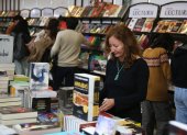 La escritora italiana Arianna Squilloni observa publicaciones el 11 de agosto de 2023 durante la Feria Internacional del Libro en La Paz (Bolivia).