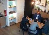 Cita. En una cafetería se reunieron dos abogados, un funcionario y un empresario de seguros.