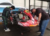 Padre e hijo comparten el amor por la adrenalina en el karting local.
