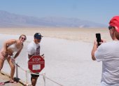Pistas. Turistas se toman fotos en la cuenca endorreica de Badwater, uno de los sitios más visitados del valle.