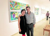 Paula Barragán y Xavier Castro. Al fondo, la obra El Manso Guayas.
