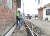 Seguridad. En las calles se observan a trabajadores que realizan las obras sin ningún resguardo de seguridad.