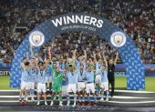 EL PIREO (GRECIA), 16/08/2023.- Los jugadores del Manchester City celebran con el trofeo la victoria al finalizar el partido de la Supercopa de Europa entre el Sevilla y el Manchester City disputado este miércoles en el estadio Georgios Karaiskakis, en El Pireo (Grecia). EFE/Juan Carlos Cárdenas