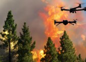 Una imagen simulada con drones atacando una zona afectada por los incendios forestales.