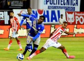 Los jugadores de Técnico Universitario y Emelec no pudieron hacerse daño al final de la primera mitad.