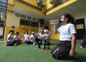 Los estudiantes del colegio Nuestra Señora del Carmen se hidratan constantemente.