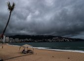 Una playa cubierta de nubes grises hoy, en el balneario de Acapulco, estado de Guerrero (México). México prevé que la tormenta tropical Hilary arribe