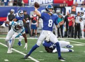 Daniel Jones pasando el balón en el partido ante Carolina Panthers.