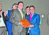Recuerdo. José Serrano, entonces ministro del gobierno de Rafael Correa, condecora al Mago Chérrez, que luego financiaría el spa de su amiga.