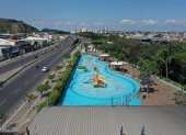 Abandono. El parque acuático del parque lineal de la avenida Barcelona y la 17 está paralizado. Su piscina está seca y los otros implementos recreativos se están resquebrajando.