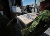 Militares distribuyen material electoral de cara a las elecciones presidenciales y legislativas extraordinarias de Ecuador, hoy, en Quito (Ecuador).