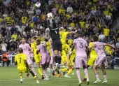 El portero del Inter Miami CF, Drake Callender (c), bloquea un tiro durante la primera mitad de la final de la Leagues Cup 2023 entre Nashville SC e Inter Miami CF en el Geodis Park de Nashville.