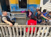 Puná. Una familia dialoga con una delegada de Cáritas.