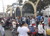 La fila de los ciudadanos corre el exterior de un centro comercial y llega hasta la ciudadela La Terraza.