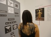 Personas observan piezas de la exposición "Cartografiar La Piel", el 17 de agosto de 2023 en el Museo de las Artes de la Universidad de Guadalajara (MUSA), Jalisco (México).