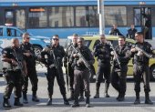 Policía militar vigila cerca de la entrada a la favela Vila Cruzeiro tras un operativo policial, en Río de Janeiro (Brasil), en una fotografía de archivo.