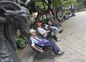 Aburridos. Quienes acuden al parque Centenario no encuentran algo que los entretenga. Muchos optan por dormir en sus bancas.