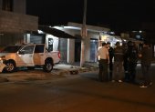 La camioneta que manejaba el hombre terminó impactando al menos tres viviendas.