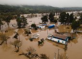 Fotografía aérea tomada hoy que muestra las inundaciones causadas tras el desborde del río Claro en la ciudad de Talca (Chile). El gobierno chileno declaró este martes emergencia agrícola en las regiones de O"Higgins, Maule, Ñuble y Biobío, territorios del centro sur que comprenden el área más afectada por el histórico sistema frontal, fenómeno que desde el pasado sábado han dejado tres personas fallecidas, casi 4.300 damnificadas, más de 850 albergadas y más de 34.000 aisladas. EFE/ Rafael Arancibia