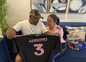 Dixon Arroyo papá y Sandra Espinoza, progenitores del tricolor con la camiseta oficial del Inter Miami,  que el mismo jugador le mandó a hacer en Estados Unidos.