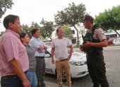 Residentes, dueños de negocios y policías buscan la seguridad de Urdesa.